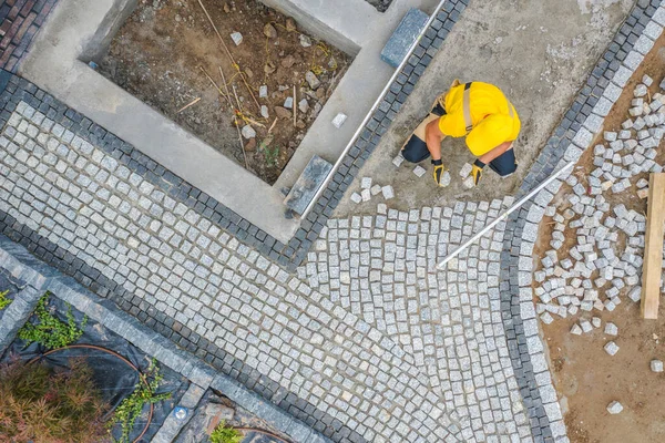 Professionele Aannemer Building Garden Brick Walkway Van Granieten Straatstenen Achtertuin — Stockfoto
