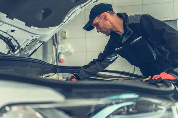 Professional Caucasian Mechanic Looking Hood Vehicle His Workshop Automobile Repair — Stock Photo, Image
