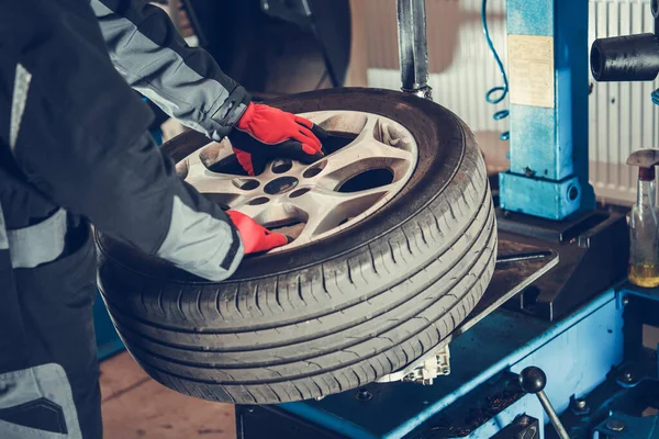 专业机械师手握方向盘 随时准备更换轮胎 季节性汽车维修主题 — 图库照片