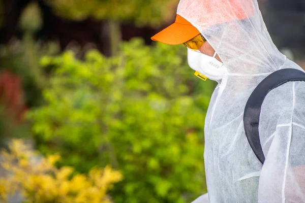 Grădinar Profesionist Uniformă Protecție Care Efectuează Aplicații Chimice Control Dăunătorilor — Fotografie, imagine de stoc