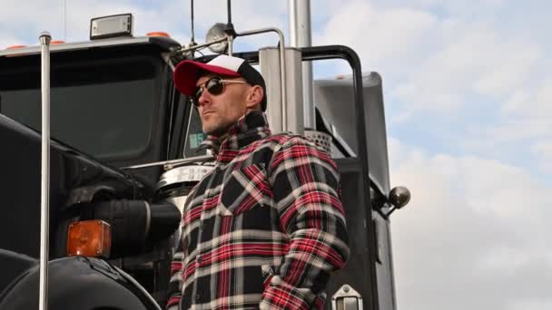 Caucasiano Comercial Semi Truck Driver Seus Anos Frente Veículo Tema — Vídeo de Stock