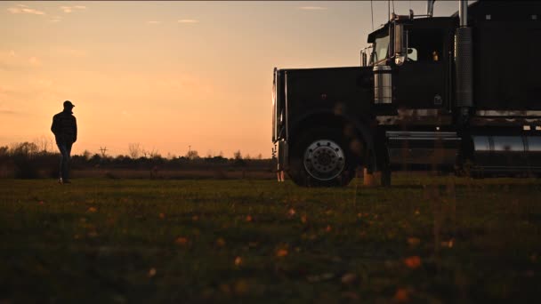 Półautomatyczny Kierowca Ciężarówki Przed Jego Pojazdu Podczas Malowniczego Zachodu Słońca — Wideo stockowe