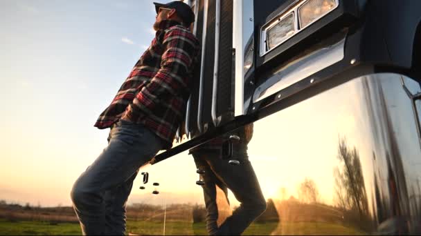 Kafkas Kamyon Şoförü Gün Batımında Yarı Kamyon Traktörünün Önünde Kalacak — Stok video
