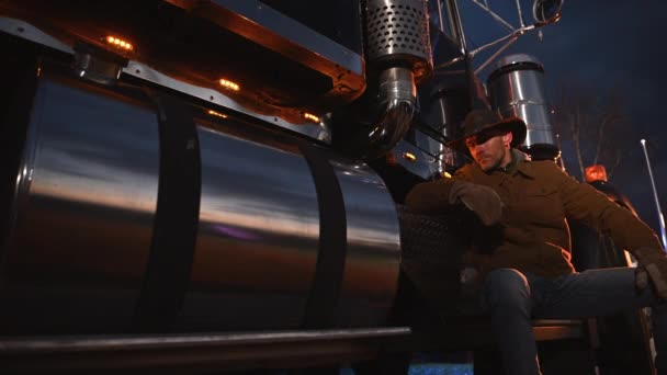 텍사스 카우보이 Semi Truck Driver 아메리칸 트래커와 의무거운 우주선 테임즈 — 비디오