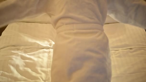 Zmęczony Biały Mężczyzna Szlafroku Spadający Łóżko Hotelowe Zwolnionym Tempie Koncepcja — Wideo stockowe