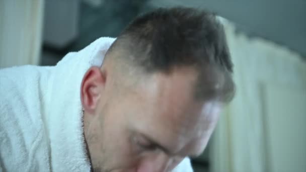 Mężczyzna Czterdziestce Myje Twarz Podczas Wieczornej Rutyny Czas Łazienki — Wideo stockowe