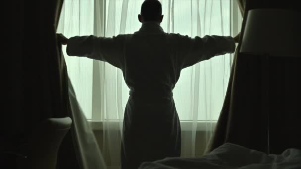 Кавказький Чоловік Носить Батруб Відкриваючий Готель Кімната Вікна Готуючись Нового — стокове відео