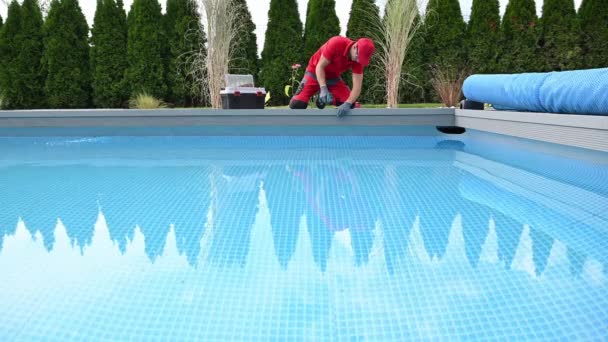 Profesyonel Şçi Tarafından Gerçekleştirilen Havuz Kenarı Birleşik Güverte Kurulumu Yerleşim — Stok video