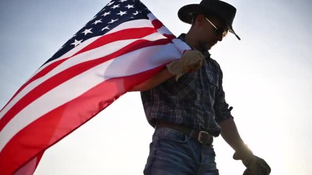 Yaşlarındaki Beyaz Amerikalı Kovboy Birleşik Devletler Bayrağını Sallıyor Gururlu Vatansever — Stok video