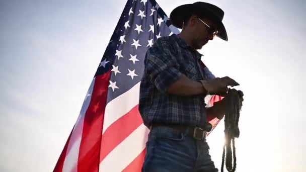Valkoihoinen Ylpeä Amerikkalainen Cowboy Heiluttaen Yhdysvaltain Lippu — kuvapankkivideo