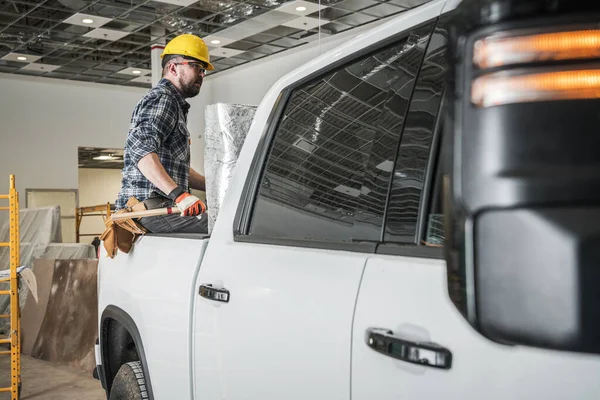 Kaukasischer Bauunternehmer Mittleren Alters Sitzt Laderaum Eines Weißen Pickup Lastwagens — Stockfoto