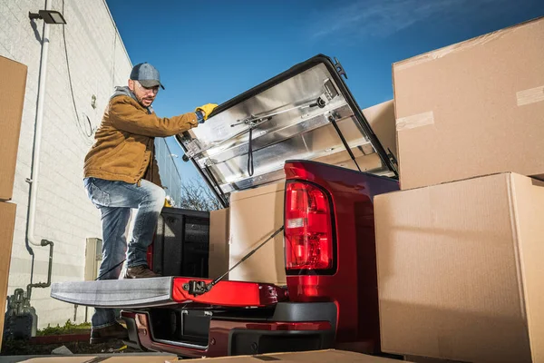 캅카스 Worker Packing Clients Cardboard Moving Boxes Trunk His Red — 스톡 사진