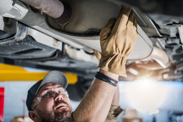 Closeup Car Catalytic Converter Being Checked Professional Mechanic Vehicle Repair — Stock Photo, Image