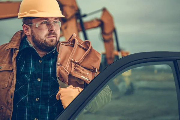 高加索重型建筑机械操作员在建筑工地完成工作后 在安全设备回家的路上 工业主题 — 图库照片