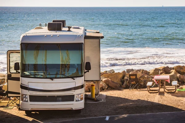Camping Orilla Del Mar Con Vista Panorámica Motorhome Traveling Theme — Foto de Stock