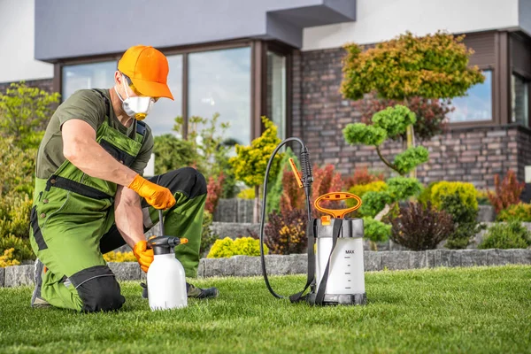 Profesional Landscaper Preparing His Pest Control Equipment Spraying Pesticide Protect — Stok Foto