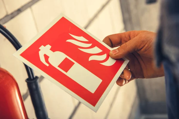 Крупним Планом Етикетка Пожежної Безпеки Ілюструє Знак Вогнегасника Індикації Розміщення — стокове фото