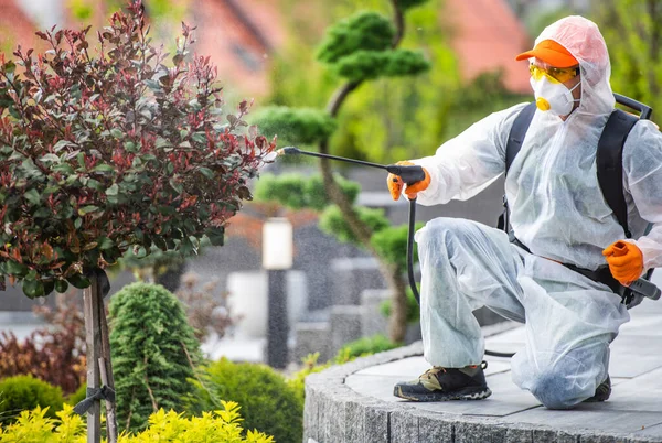 Professional Gardener Full Face Mask Safety Uniform Spraying Pesticides Decorative — Stock Photo, Image