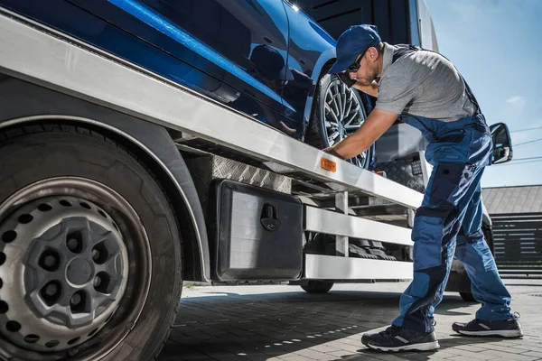 Tow Truck Driver Przygotowanie Bezpiecznego Dostarczania Nowego Samochodu Dealera Kupującego — Zdjęcie stockowe