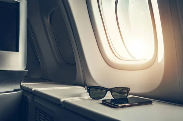 Business Class Flight Concept Sunglasses Smartphone Table Business Pleasure Air — Stockfoto