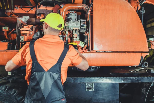 Excavator Mechanic Taking Closer Look Machine Diesel Engine Heavy Duty — Stockfoto
