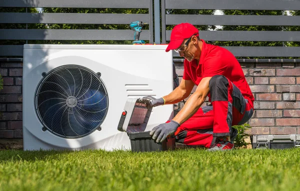 Professional Caucasian Heat Pumps Technician His 40S Installing New Residential — Stock Fotó