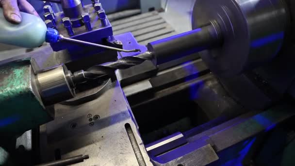 Caucasian Professional Lathe Machine Operator Cooling Piece Metal Element — 비디오