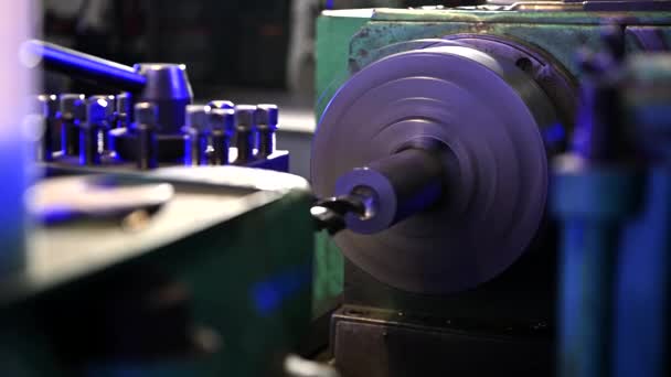 Spinning Lathe Machine Metal Piece Processing Close Video Metalworking Industry — Stockvideo