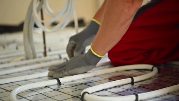 Hvac Worker Installing Residential Radiant Floor Heating Plastic Pipeline — Vídeo de Stock