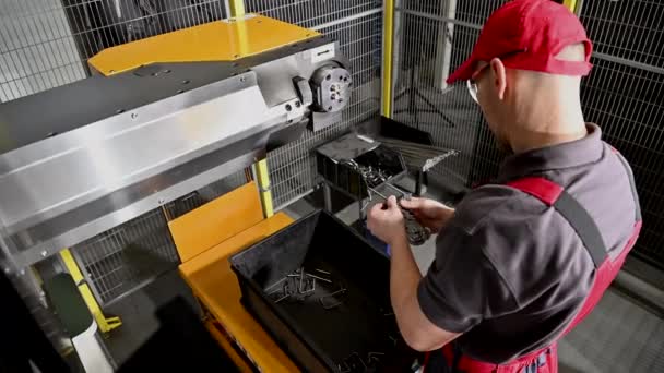 Draad Buigen Machine Verstelbaar Door Metaalbewerking Technicus Voor Nieuwe Metalen — Stockvideo