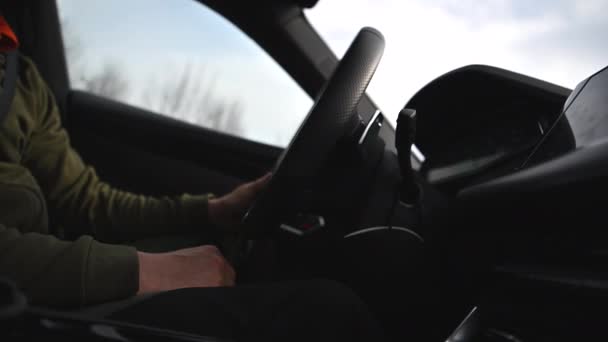 Caucasian Man Driving Modern Electric Vehicle Enjoying Ride Automotive Theme — Vídeo de Stock