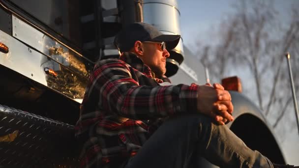Amerikan Yarı Kamyonet Traktörünün Önünde Beyaz Kamyoncu Koltuğu Yarı Kamyon — Stok video