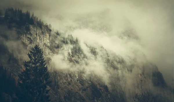雲に隠された大規模なロッキー山脈の景色 スイス アルプス ユングフラウ地方 旅と自然をテーマに — ストック写真