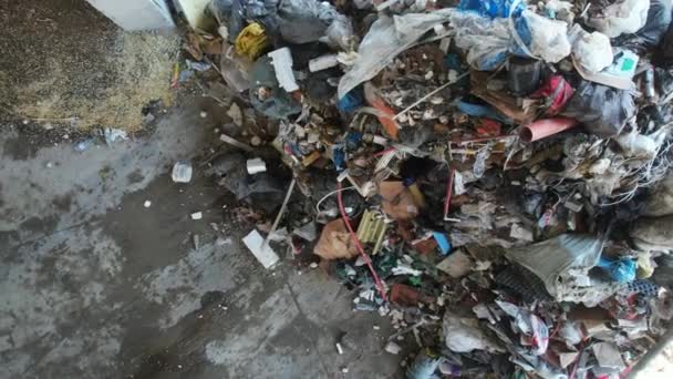 Ogromna Sterta Miejskich Śmietników Sortowni Odpadów — Wideo stockowe
