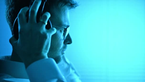 Caucasian Music Producer His 30S Listening Music Using Professional Headphones — Vídeos de Stock