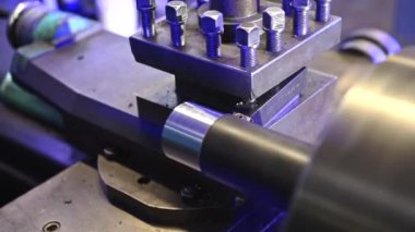 Metal elementi, Torna Makinesi ile işleniyor. Kapatma Görüntüsü. Metal Çalışması Endüstri TemasıName.