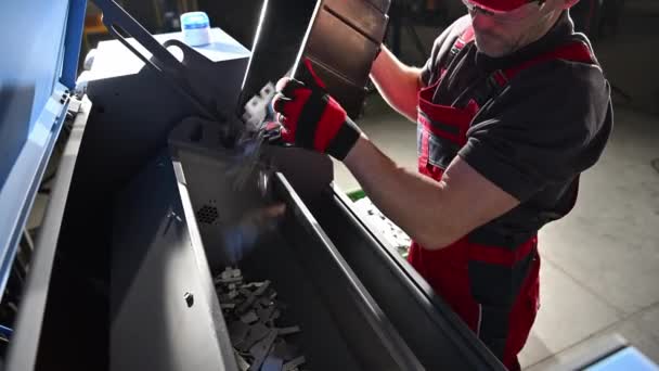 Metalworking Caucasian Worker Doing His Job Filling Some Machine Metal — Vídeo de Stock