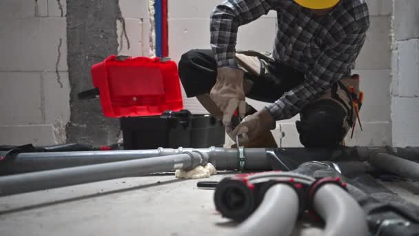 Professional Plumber Installing Pipeline Newly Built House — Vídeos de Stock