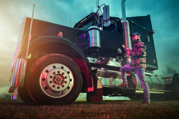 Professional Caucasian Truck Driver Getting His Black Semi Tractor Unit — Stock Photo, Image