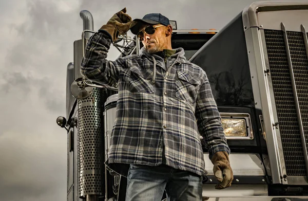 Caucasian American Trucker Front His Semi Truck Shipping Cargo America — Stock Photo, Image
