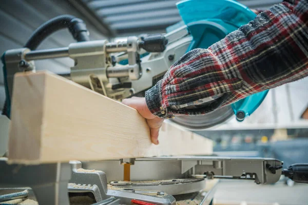 Robotnik Budowlany Wytnij Belkę Rozmiaru Przy Użyciu Potężnej Piły Drewna — Zdjęcie stockowe