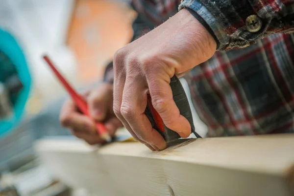 Konstruktion Holzarbeiter Messen Stück Holz Material Markierungsschnitt Ort Mit Industriellen — Stockfoto