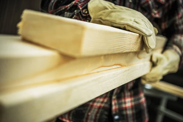 Robotnik Budowlany Przesuwające Się Belki Drewna Temat Stolarski Zbliżenie Zdjęcie — Zdjęcie stockowe