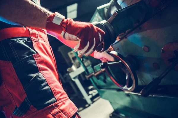 Trabalhador Caucasiano Processamento Peça Metal Usando Máquina Torno Poderoso Indústria — Fotografia de Stock