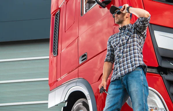 카프카스 Trucker Wearing Sunglass Hat Front His Brand New Semi — 스톡 사진