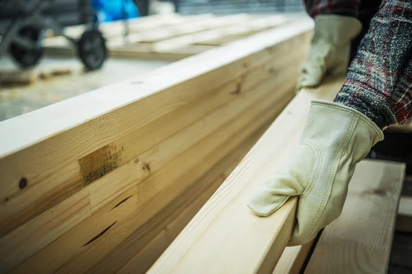 Woodworker Selecionando Viga Madeira Para Seu Projeto Construção Tema Industrial — Fotografia de Stock