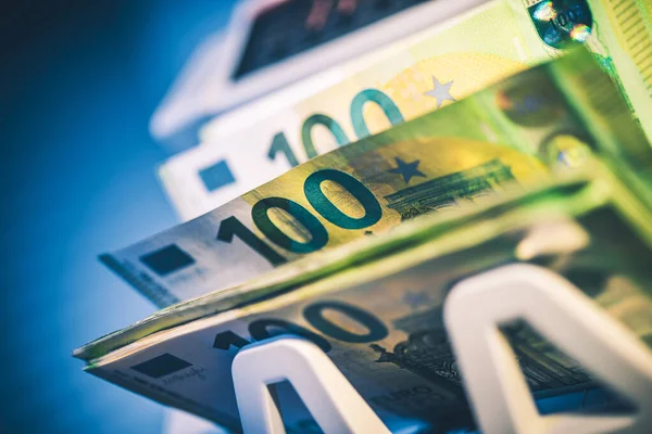 Счетчик Банкнот Ста Евро Внутри Подсчет Валюты Европейского Союза Тема — стоковое фото