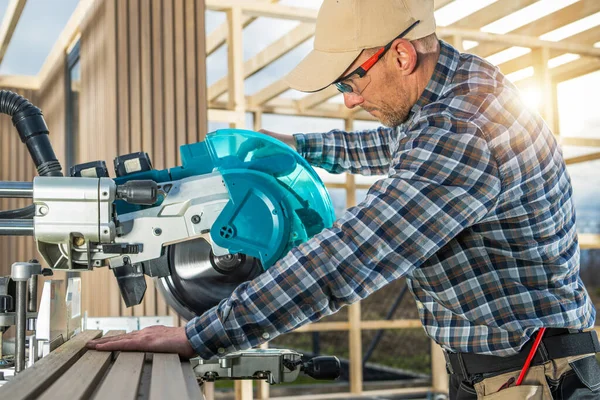 40多岁的白人建筑工人操作重型专业木锯 一般建筑业务 — 图库照片