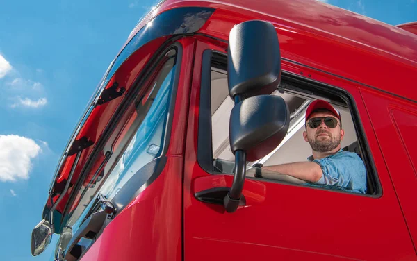 Caucasiano Euro Semi Truck Driver Seus Anos Atrás Volante Tema — Fotografia de Stock