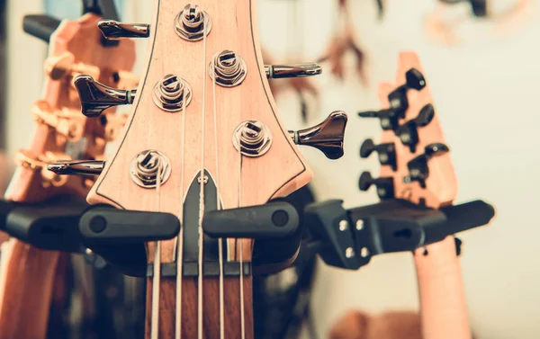ミュージックストアでの表示上の新規および中古のエレクトリックギター 写真を閉じるヘッドキーとチューニングキー — ストック写真
